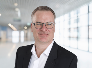 Hybrid IT for SMEs: Turning Existing Structures into a Sustainable IT Strategy